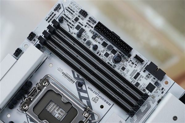 波普艺术高颜值!七彩虹iGame B860M Ultra V20主板图赏