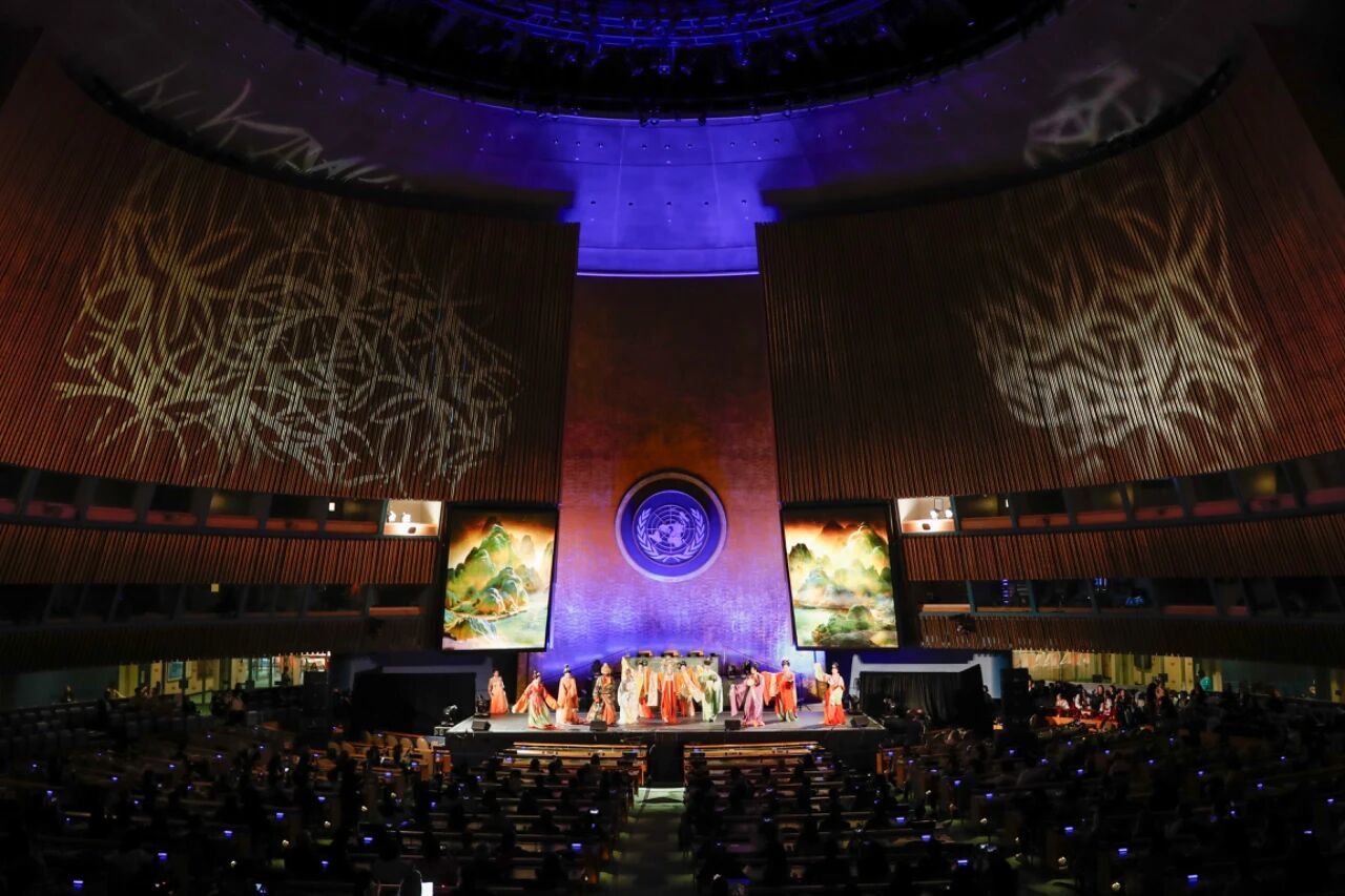 当地时间2025年6月9日，中国在纽约联合国总部举办“文明对话国际日”主题活动，包括主题对话会、文明交流互鉴长卷展览以及“跨越山海的文明对话”文艺演出等活动。 中新社记者 廖攀 摄