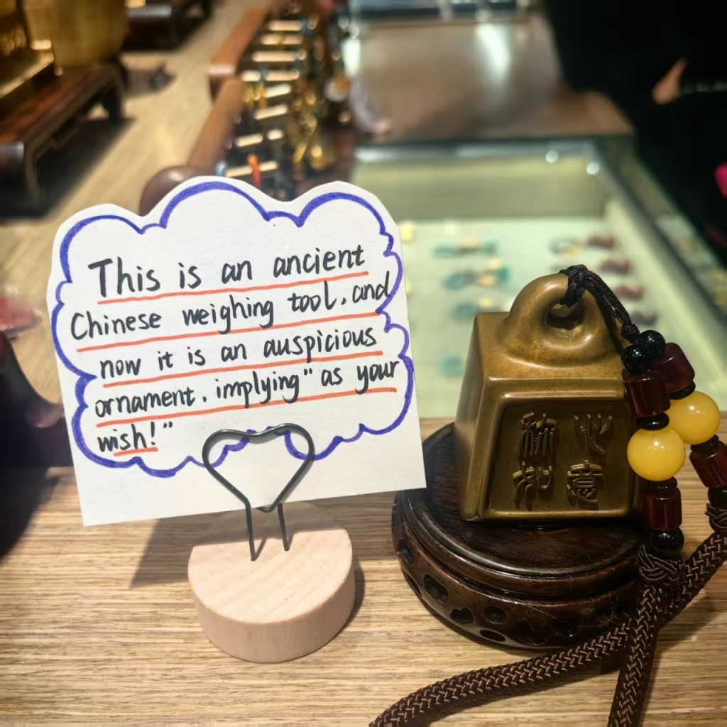 民艺馆制作了英文台卡，把“称心如意”翻译成“梦想实现” 受访者供图