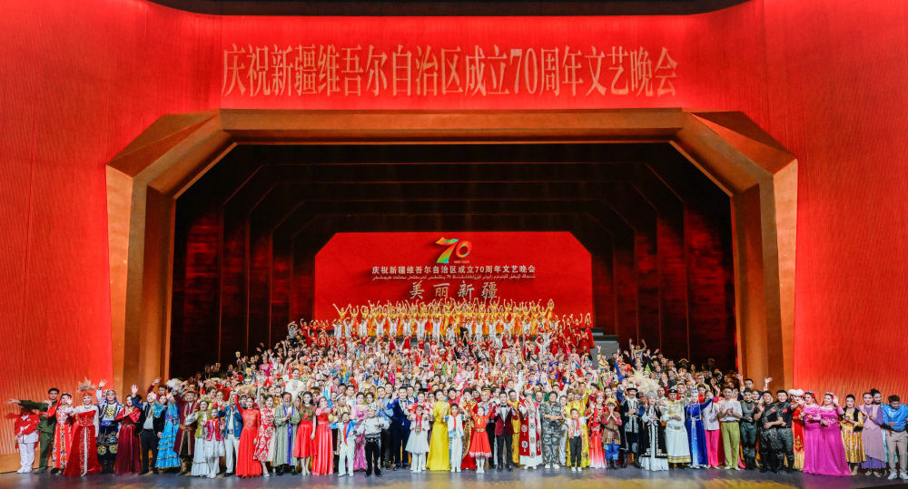 9月24日晚,庆祝新疆维吾尔自治区成立70周年文艺晚会《美丽新疆》在乌鲁木齐文化中心大剧院举行。新华社记者 申宏 摄