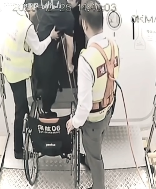 ▲郑智化登机的监控片段(图/视频截图)