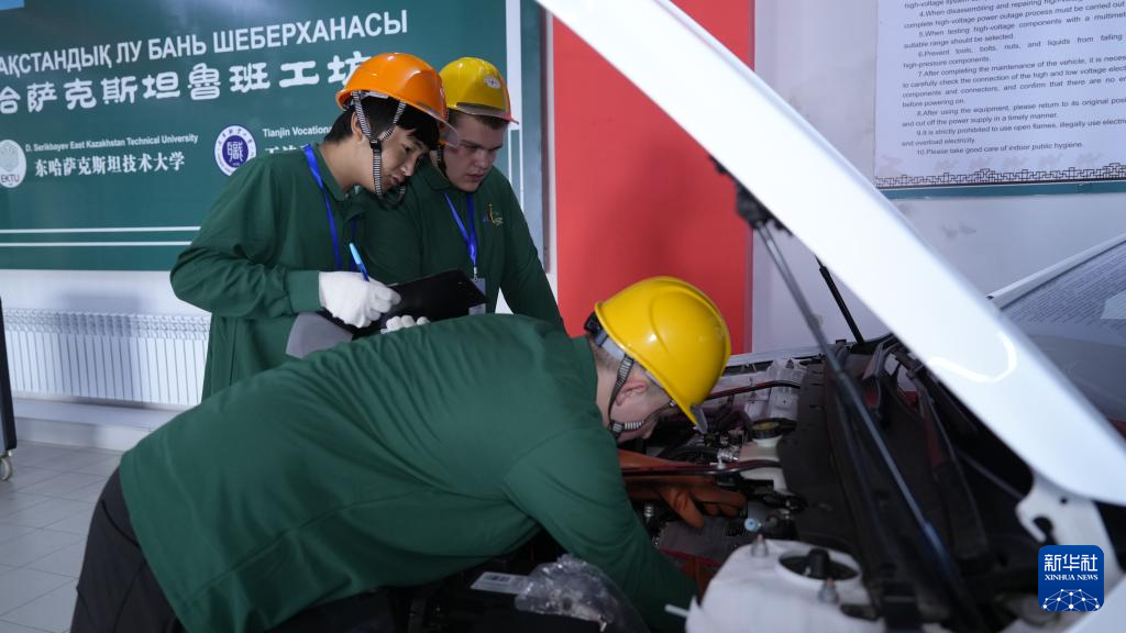 9月5日，选手在哈萨克斯坦东哈萨克斯坦州首府厄斯克门参加比赛。新华社发（奥斯帕诺夫摄）