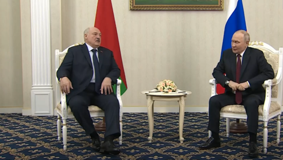 卢卡申科(左)与普京会晤画面 图源:塔斯社视频截图