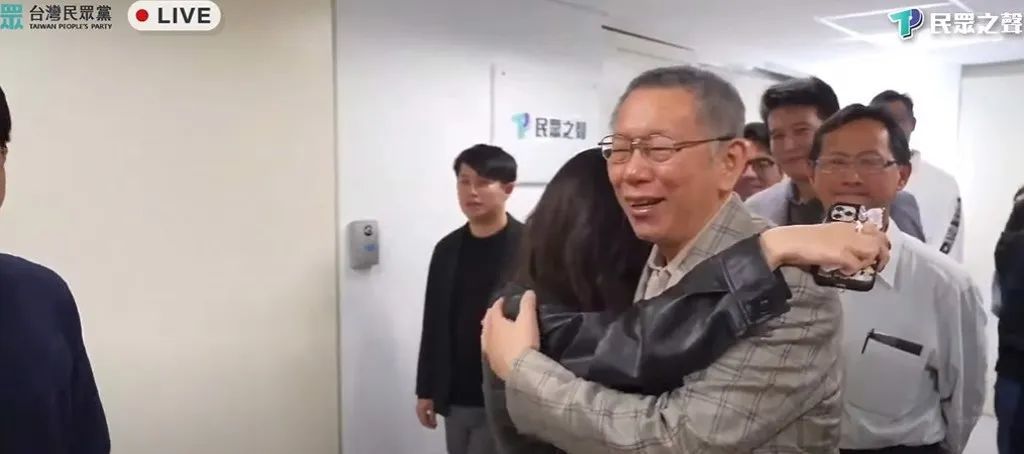 ▲柯文哲拥抱民众党发言人林子宇画面