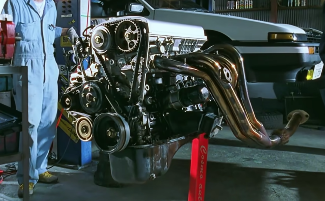 《头文字 D 》上映 20 周年:AE86、土屋圭市与青春酷尽