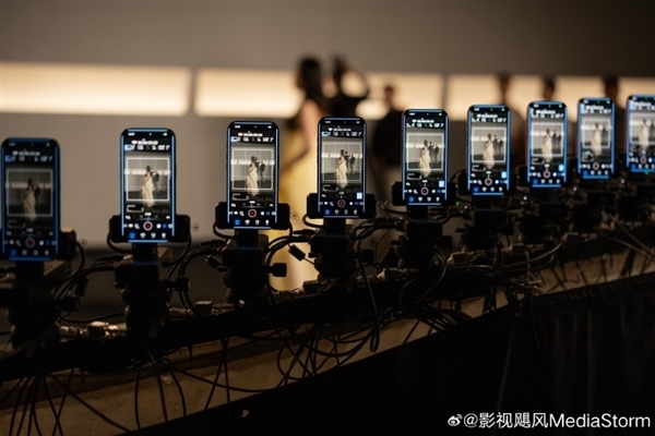 影视飓风“剧透”拍摄VOGUE盛典慢镜头：用多台iPhone 17 Pro架设一套子弹时间拍摄装置 