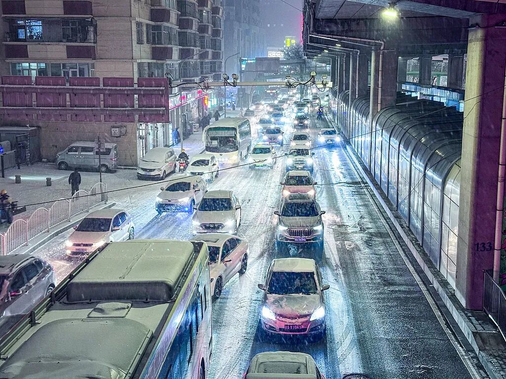 △12月10日,新疆乌鲁木齐夜间遭遇暴雪天气