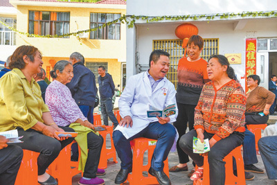 江西省宜春市宜丰县花桥乡卫生院的家庭医生为杨门桥村村民普及健康知识。周 亮摄(影像中国)