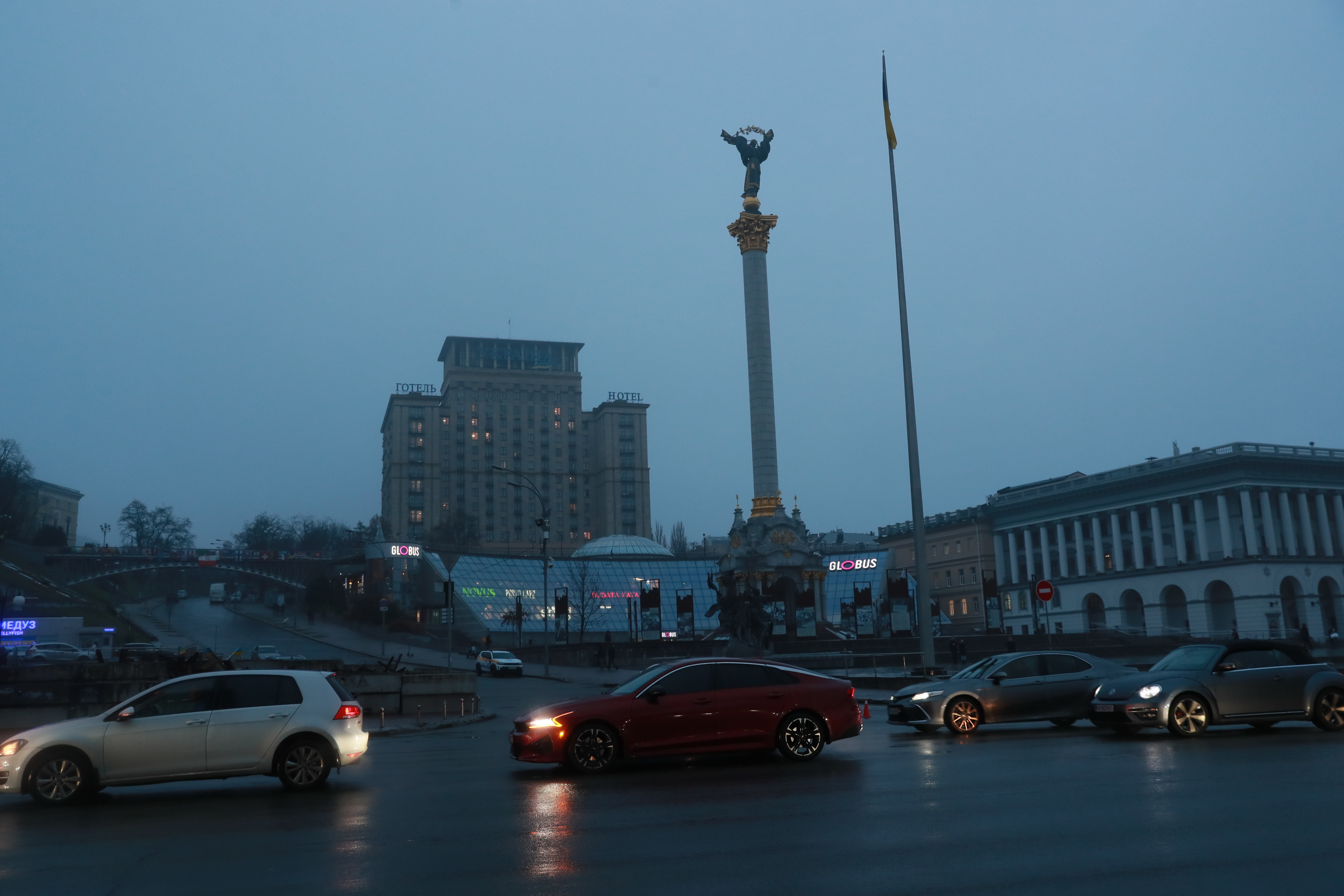 11月20日,乌克兰首都基辅主要街道的照明设施出现大面积停电,车辆在暮色中驶过独立广场。新华社记者李东旭摄