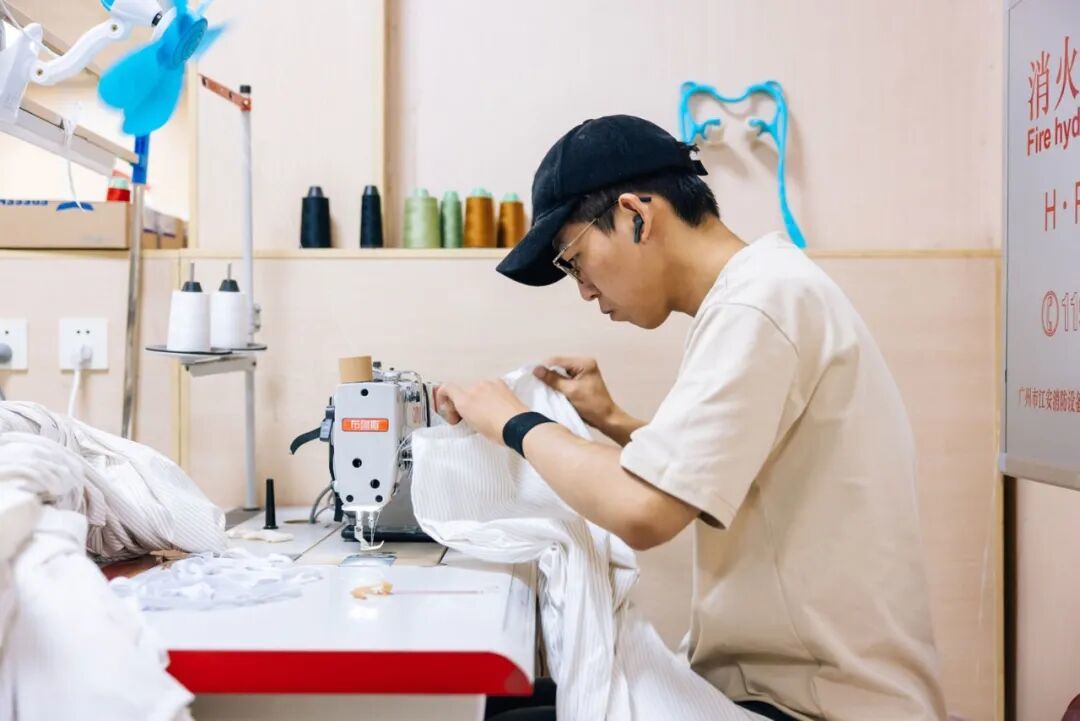 工作中的李晓明 / 南风窗记者 郭嘉亮 摄