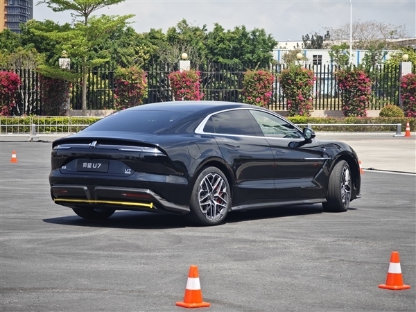 62.8万起 四大黑科技傍身!比亚迪最狠轿车仰望U7开启交付