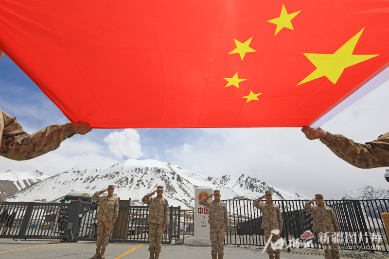 红其拉甫气象导航站官兵们向着国旗敬礼。李南辛摄