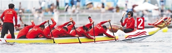 中国队在龙舟8人座公开组2000米追逐赛决赛中。新华社记者 李嘉南 摄