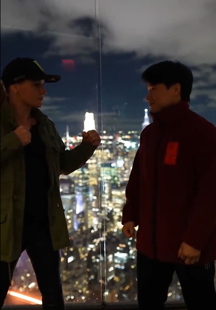 UFC官方账号发布的视频里,张伟丽(右)与舍甫琴科在纽约的摩天大楼上“首度对视”。