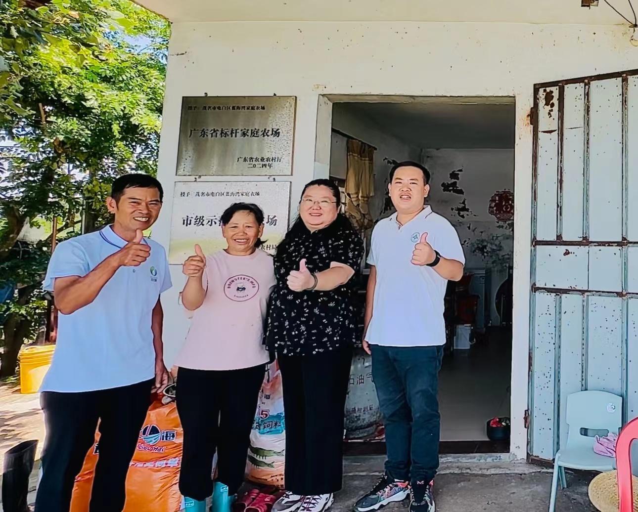 ▲林华杰和家人一起经营农场