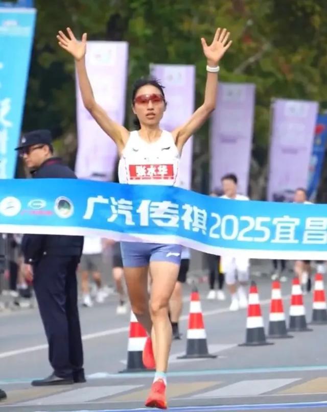 张水华撞线瞬间。(来源/网友视频截图)