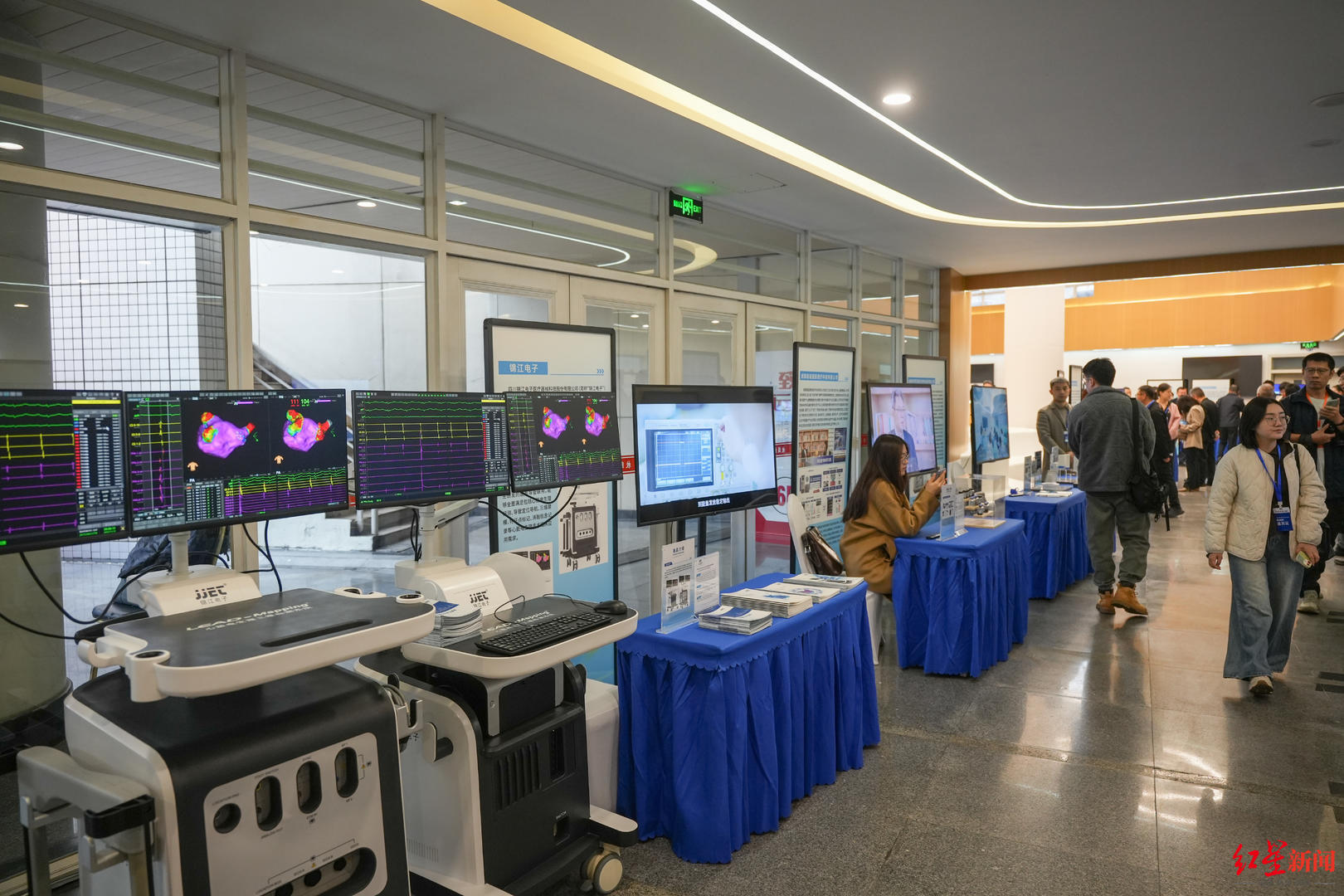 手术车怎么对接实验室成果走向生产线！AI质检汽车座椅、“定点清除”手术刀，成都这场对接会“秀”出科创肌肉_https://www.jmylbn.com_新闻资讯_第1张