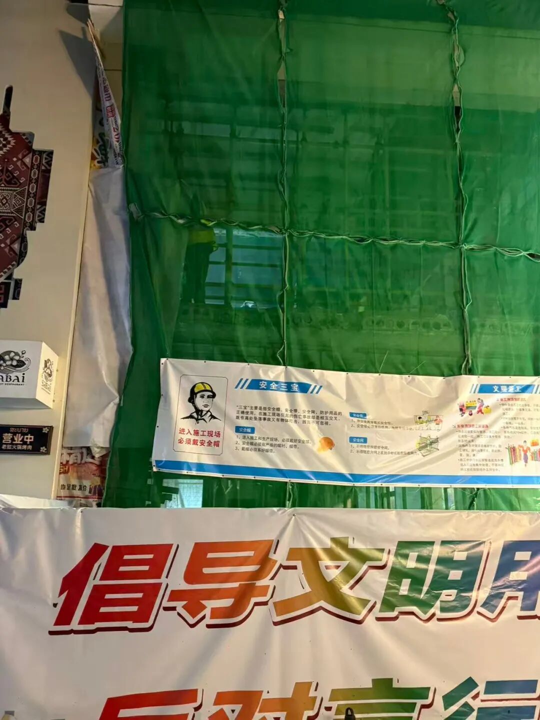 事发建筑内仍有工人作业。图/九派新闻