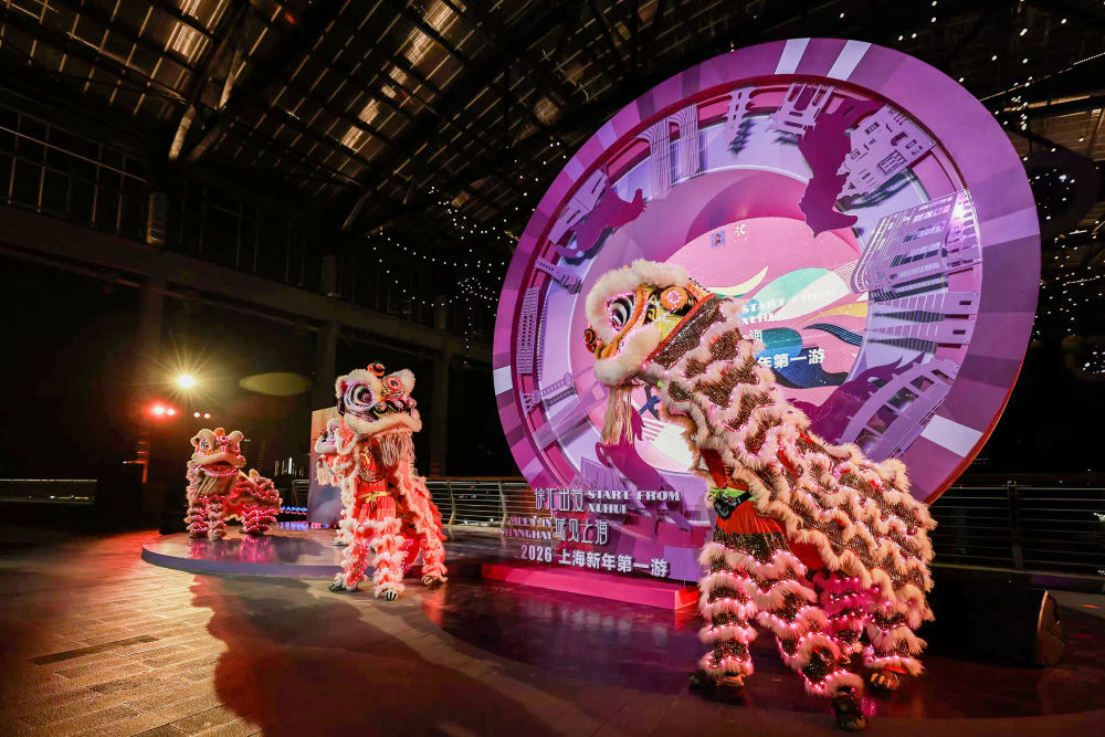 图为12月29日拍摄的上海市徐汇区西岸梦中心跨年光影秀彩排现场,跨年活动将自12月31日晚间开启。(徐汇区文化和旅游局供图)