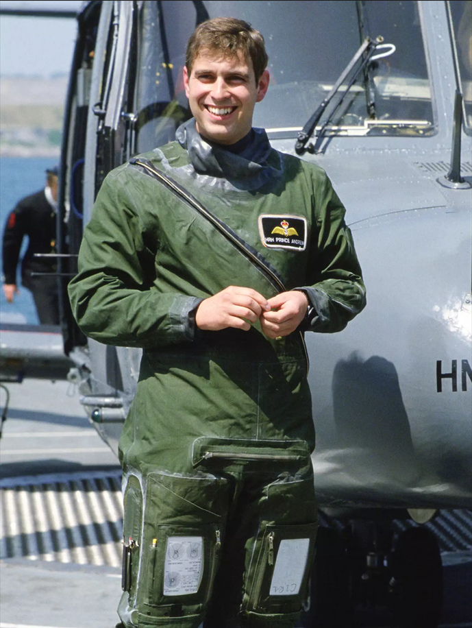 1979年,安德鲁加入英国皇家海军,并成为一名直升机飞行员。(美国《人物》杂志)