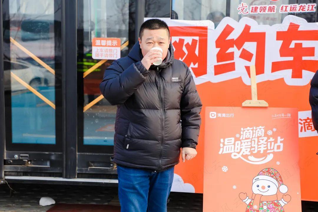 图为:滴滴司机在哈尔滨的滴滴温暖驿站休息