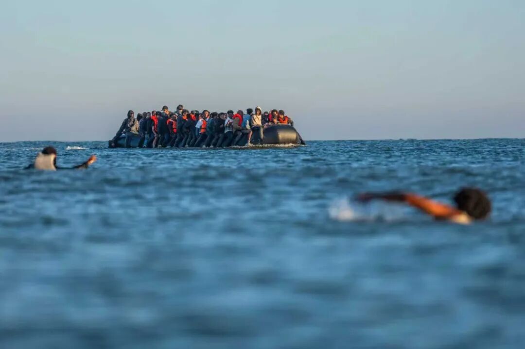 ◆2025年8月,法国格拉沃利讷,移民们试图登上一艘小艇进入英吉利海峡。