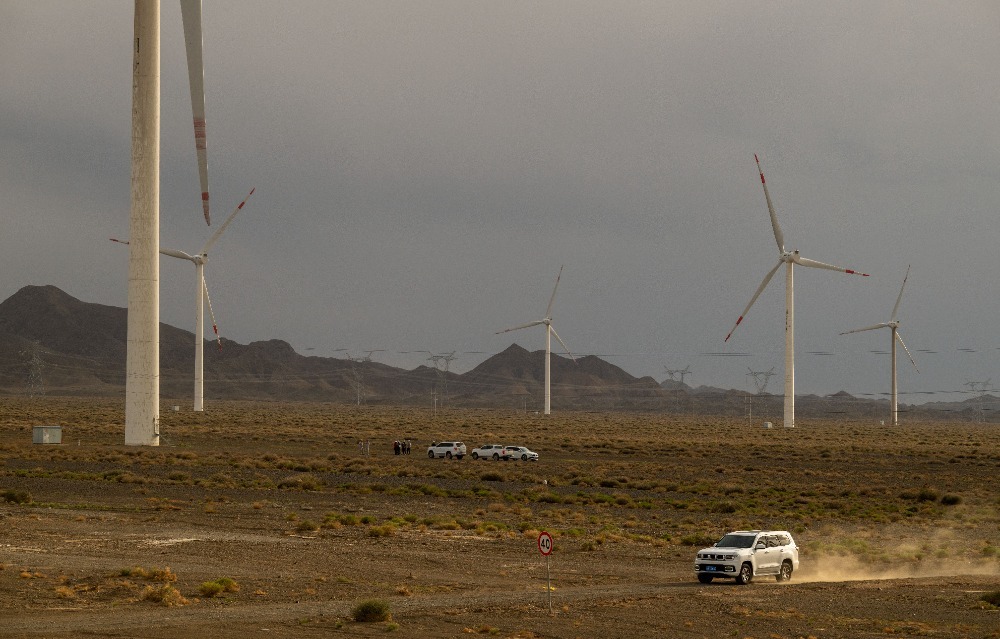 ▲新疆哈密巴里坤哈萨克自治县，新疆新能源有限公司三塘湖风电项目部，工作人员正在检查风力发电机。记者 崔力 摄/视觉重庆