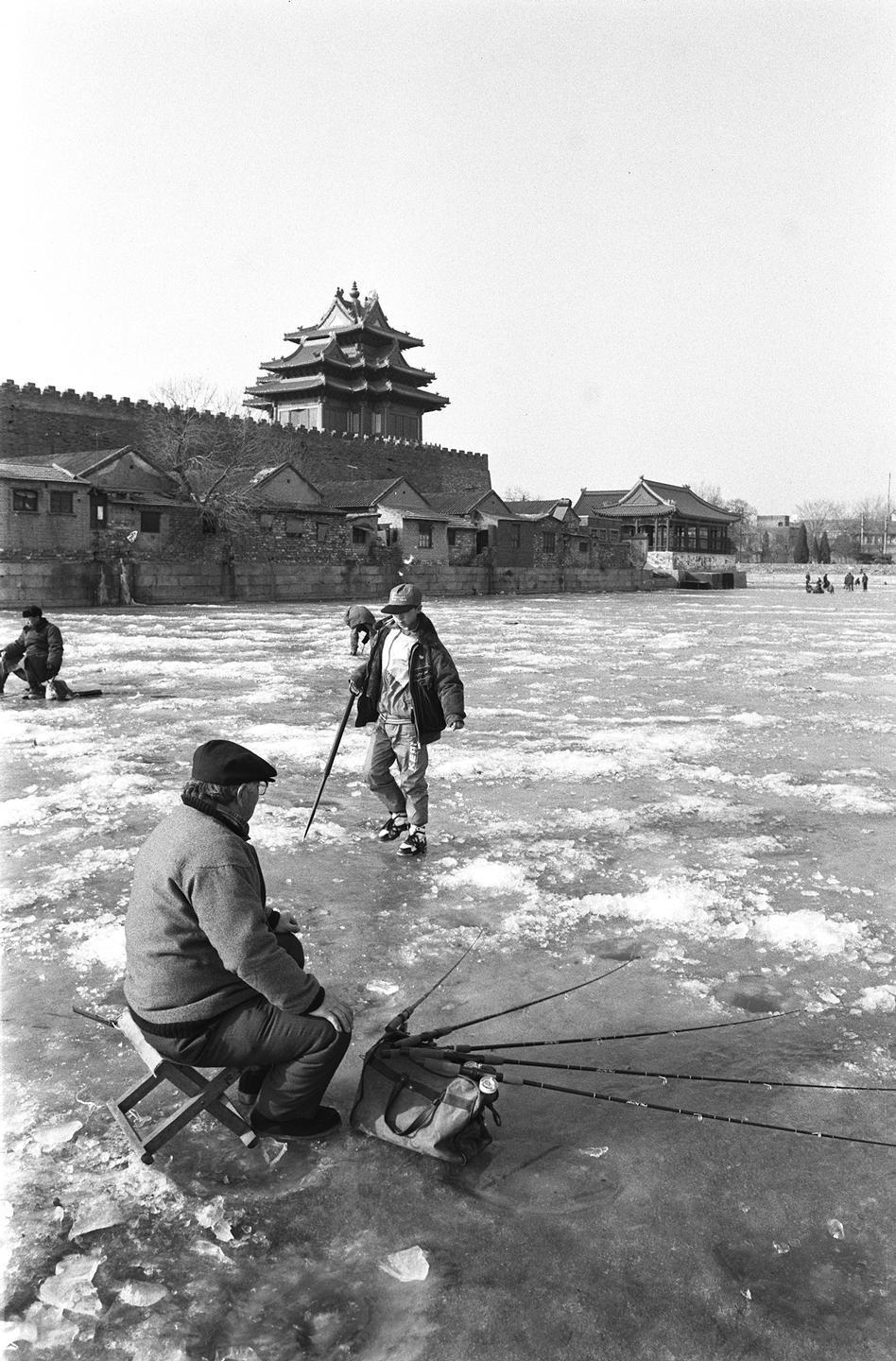 1996年/护城河垂钓/摄影:郜南