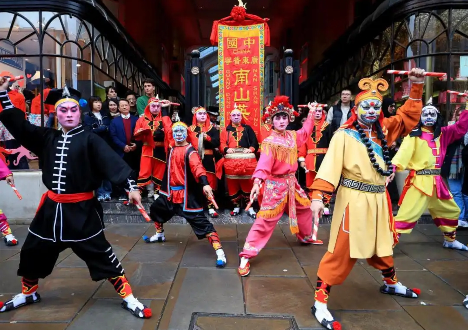 2024年春节，南山英歌队在英国伦敦演出