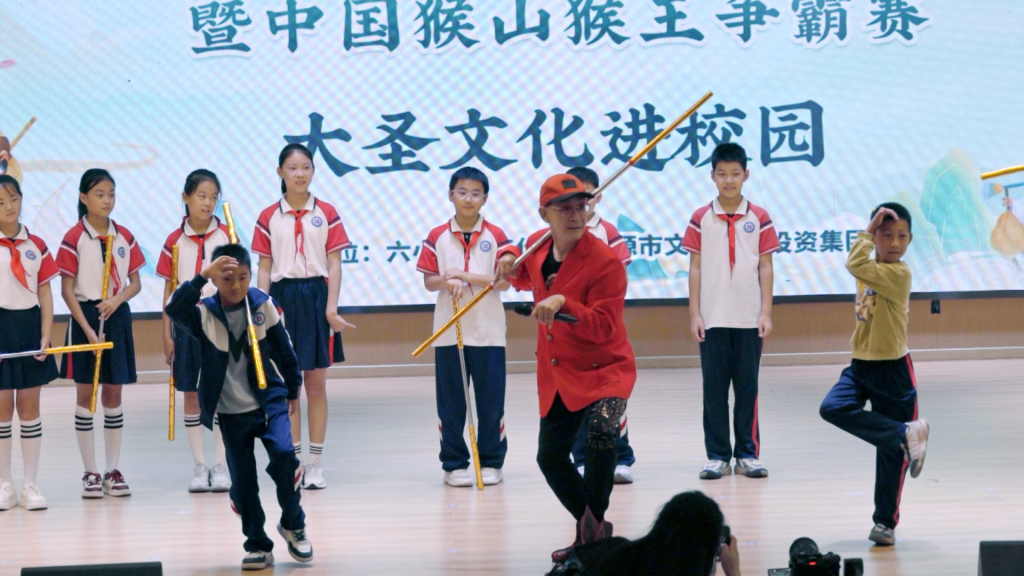 一次大圣文化进校园活动上,六小龄童与学生交流。