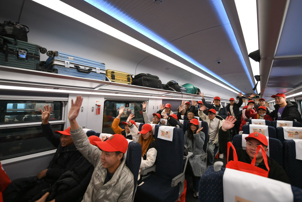 2025年2月11日，四川省凉山彝族自治州的数十名务工人员搭乘C50次列车开启蛇年务工之旅。新华社记者胥冰洁 摄