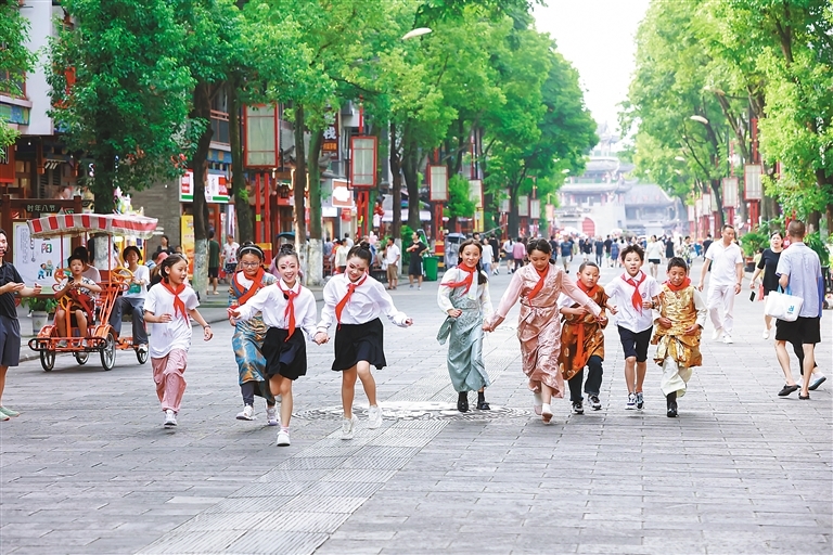 图为藏渝两地学生手牵手奔跑在山城重庆街头。 （图片均为资料图片）