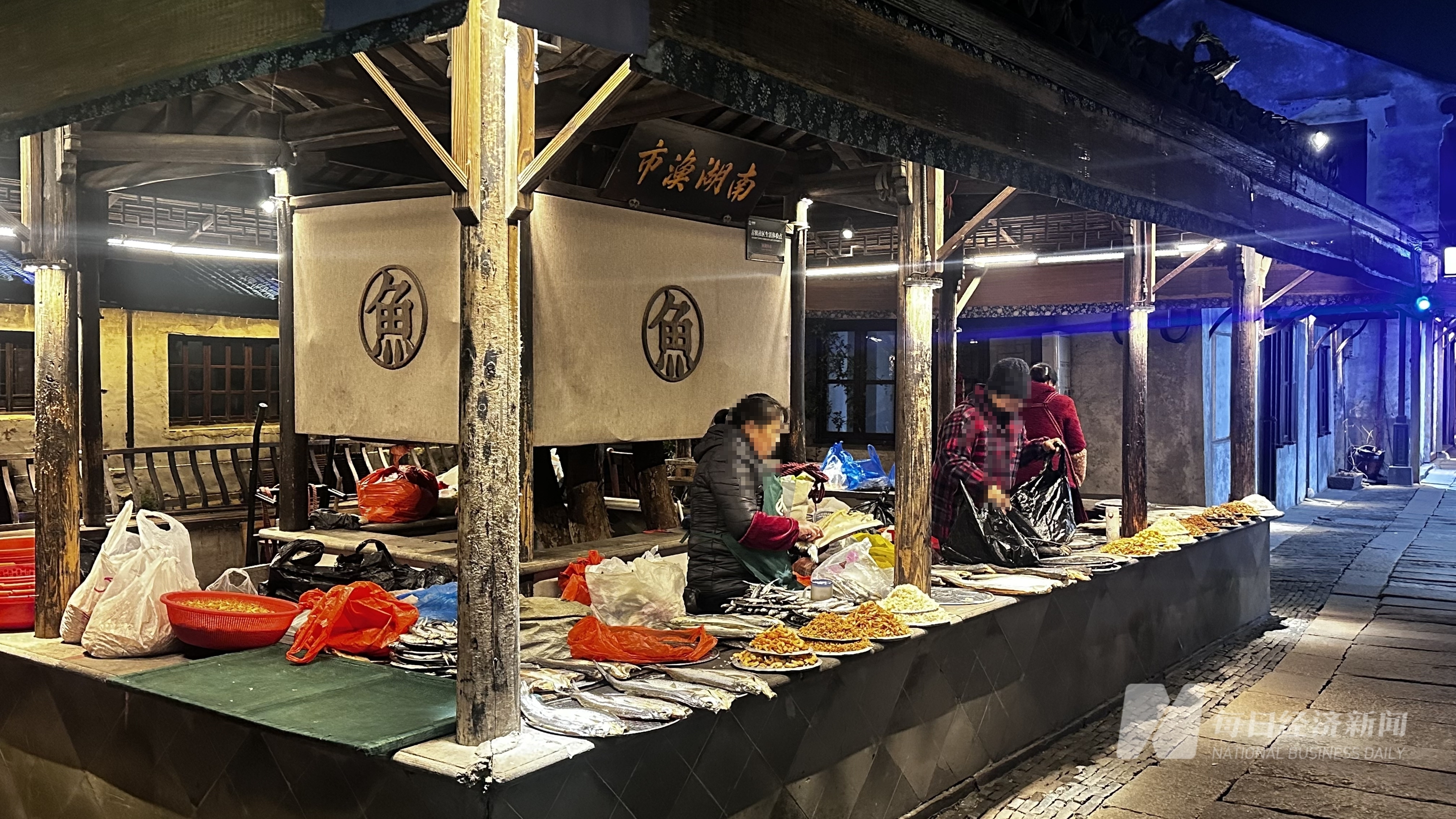入夜九时许，景区内商家陆续收摊。