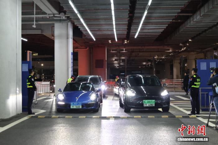 12月23日凌晨，首批“粤车南下”车辆在港珠澳大桥珠海公路口岸等待通关出境前往香港市区。当日，“粤车南下”入境香港市区正式实施，大湾区互联互通再进一步。　中新社发 黎钊德 摄