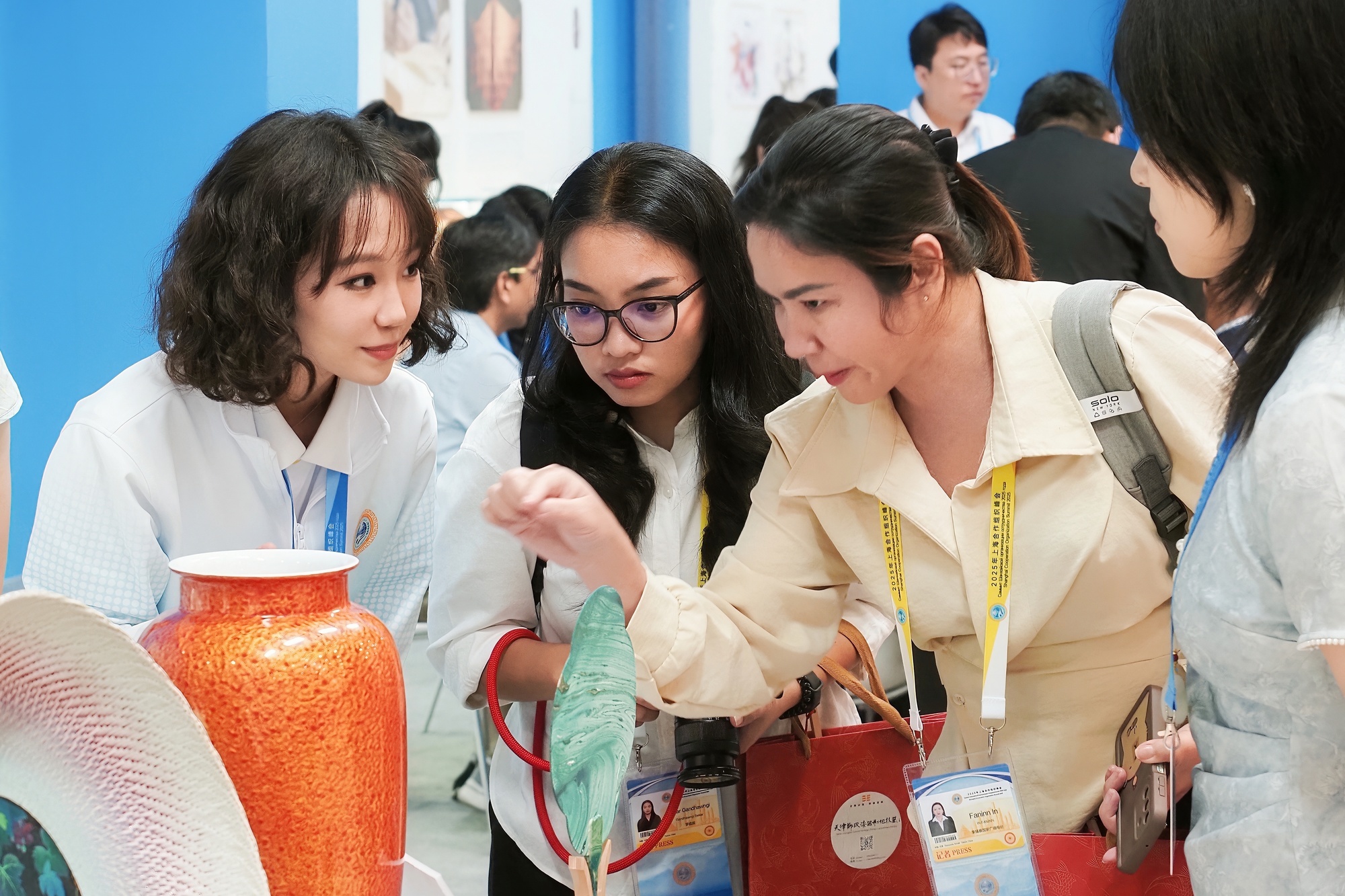 戚甜梓（左一）在向外国友人进行讲解（央广网发 受访者供图）