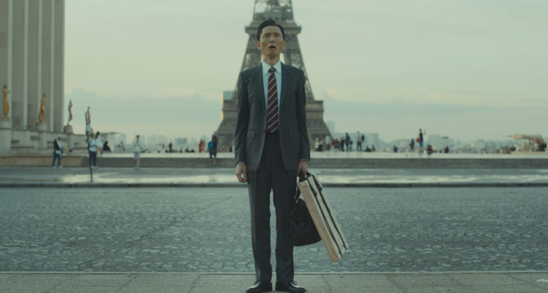 五郎在埃菲尔铁塔前上演“饿了”。(图/《孤独的美食家》剧场版)