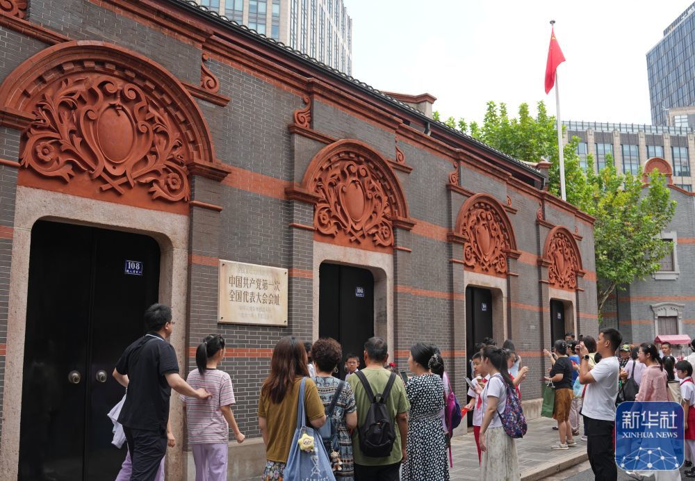 ↑ 10月1日,游客在上海中共一大会址前参观拍照。新华社记者 刘颖 摄