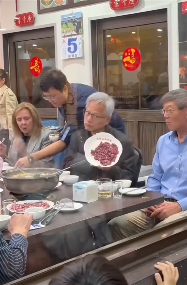 黄仁勋年内第四度造访中国台湾 打卡牛肉火锅店 边吃边卖萌