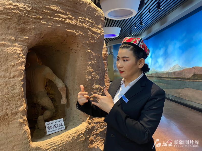 吐尔逊娜依&middot;胡吉艾合买提在景区博物馆讲解。石榴云/新疆日报记者 赵梅摄