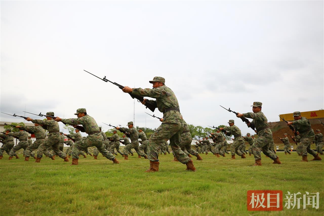 观摩民兵分队战术演示.JPG