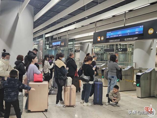 乘客在香港西九龙高铁站排队候车配资炒股违法吗。 （点新闻资料图）