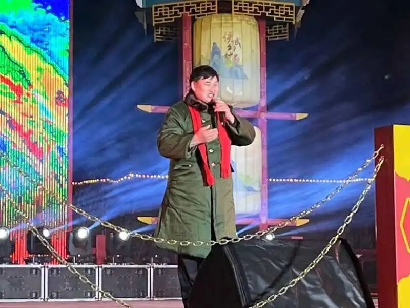 ▲2月12日元宵节,朱之文在鄂尔多斯伊金霍洛旗的元宵节晚会唱歌