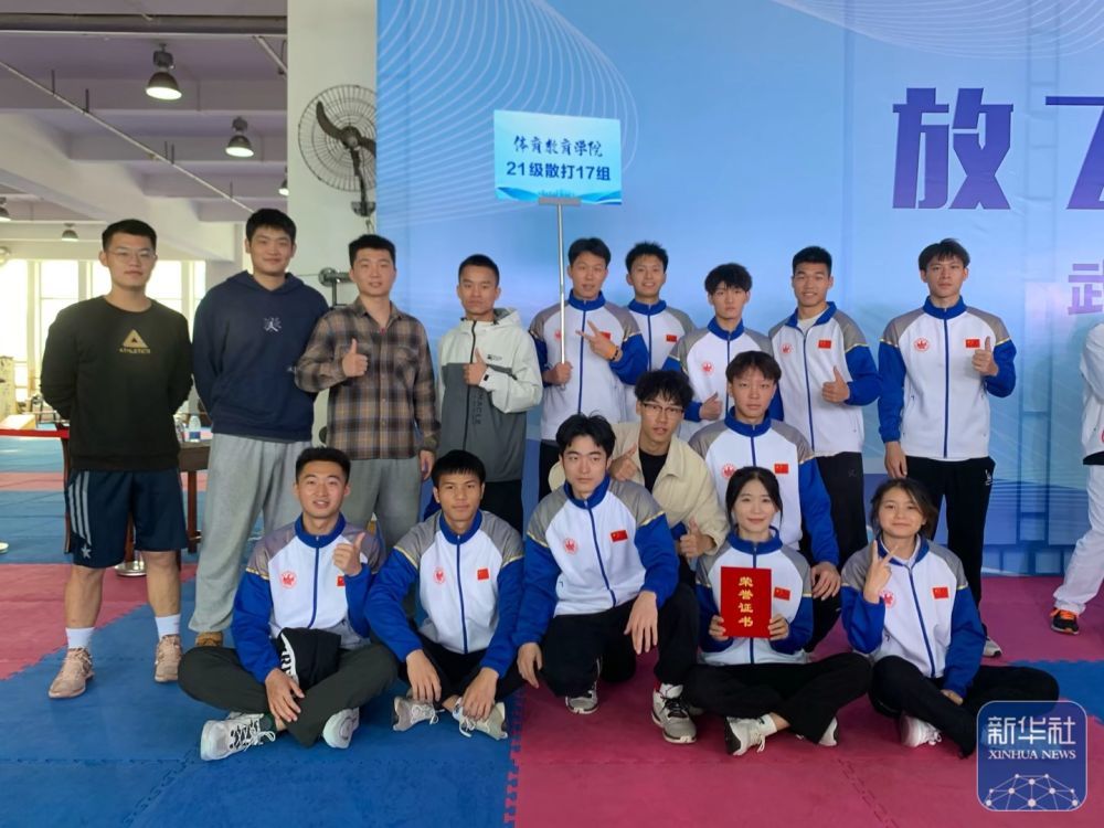 2022年11月12日，在武汉体育学院参加比赛后，林进标（前排左二）与老师、队友合影。