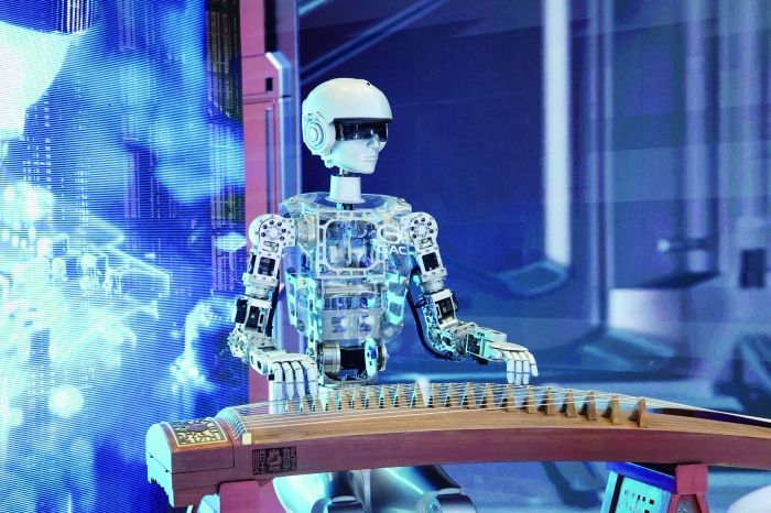 5月23日，在文博会现场，机器人表演弹古筝。 新华社图