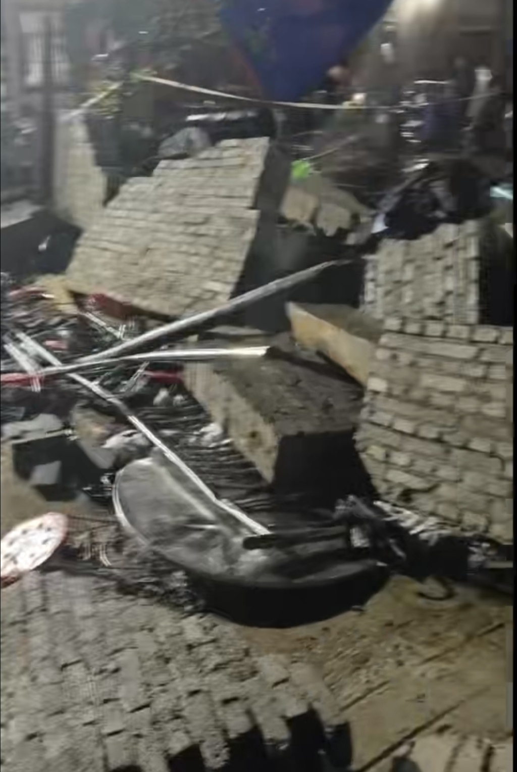 围墙倒塌后,一片狼藉。