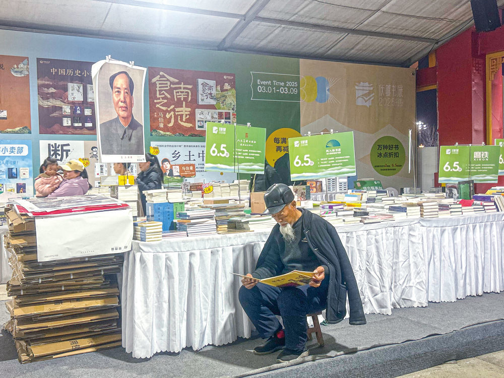 淮阳本地的八旬老者每日来到书展现场阅读至闭馆。受访者供图