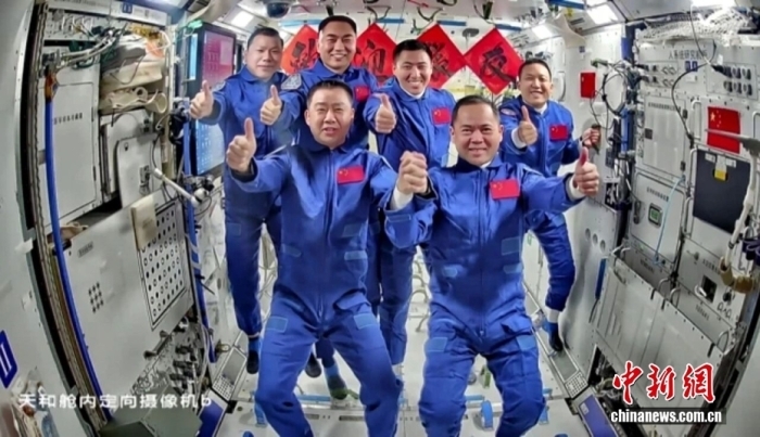 据中国载人航天工程办公室消息,在载人飞船与空间站组合体成功实现自主快速交会对接后,神舟二十一号航天员乘组从飞船返回舱进入轨道舱。北京时间2025年11月1日4时58分,在轨执行任务的神舟二十号航天员乘组顺利打开“家门”,欢迎远道而来的神舟二十一号航天员乘组入驻中国空间站,这是中国航天史上第7次“太空会师”。两名指令长继三年前首次“太空会师”后再度相聚“天宫”。随后,两个航天员乘组拍下“全家福”,共同向牵挂他们的全国人民报平安。后续,两个航天员乘组将在空间站进行在轨轮换。期间,6名航天员将共同在空间站工作生活约5天时间,完成各项既定工作。图/中国载人航天工程办公室