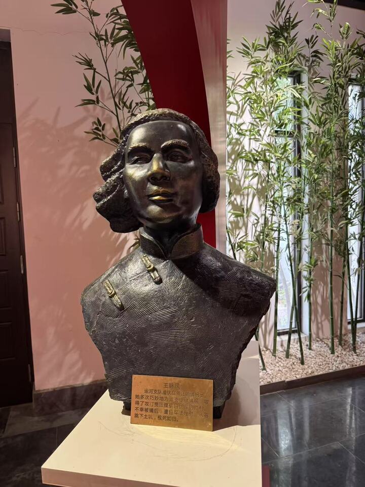 王脉凤雕像，现存徐州运河支队抗日纪念馆