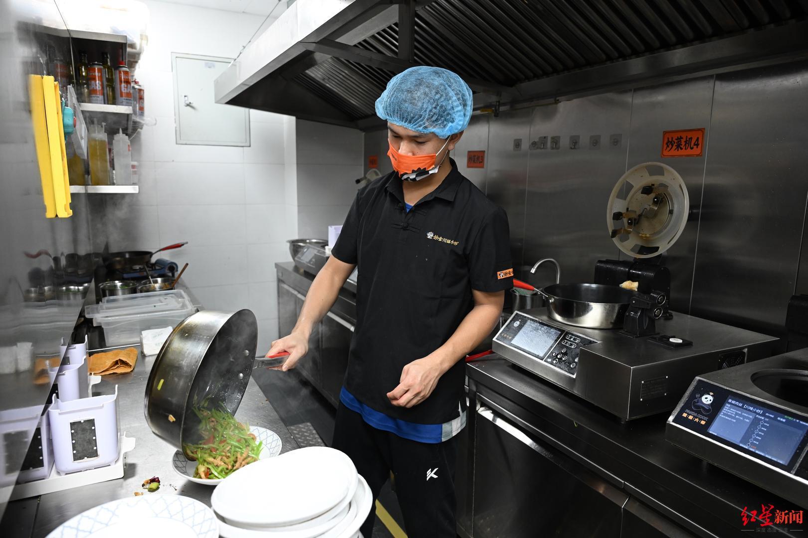 操作员将炒制好的菜品装盘.JPG