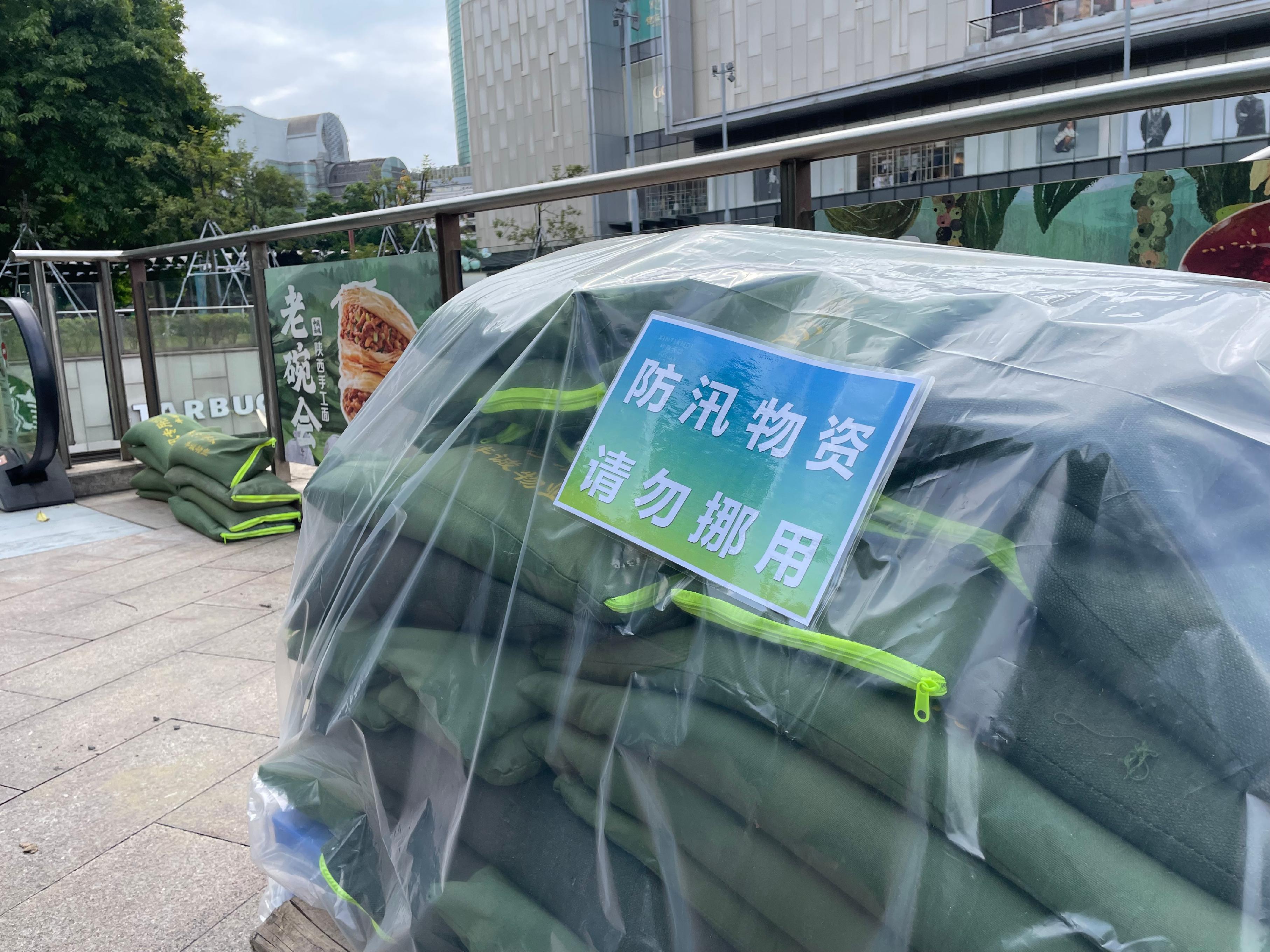 (佛山市岭南天地商场外防汛物资/记者张锐 摄)